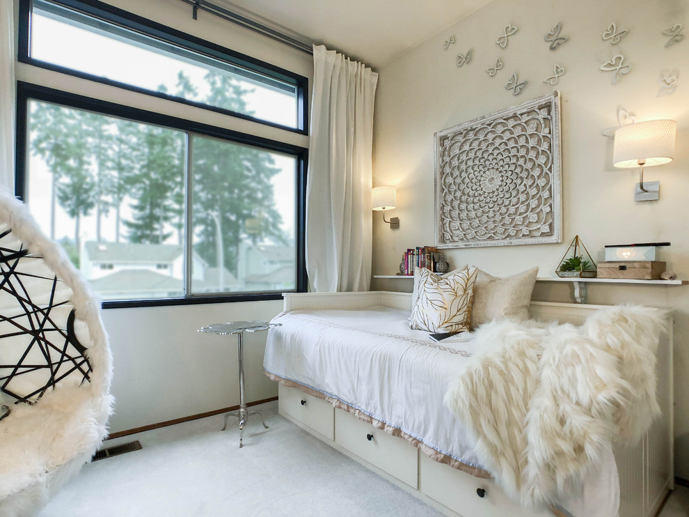 Cette image montre une chambre avec moquette style shabby chic avec un mur blanc et un sol blanc.
