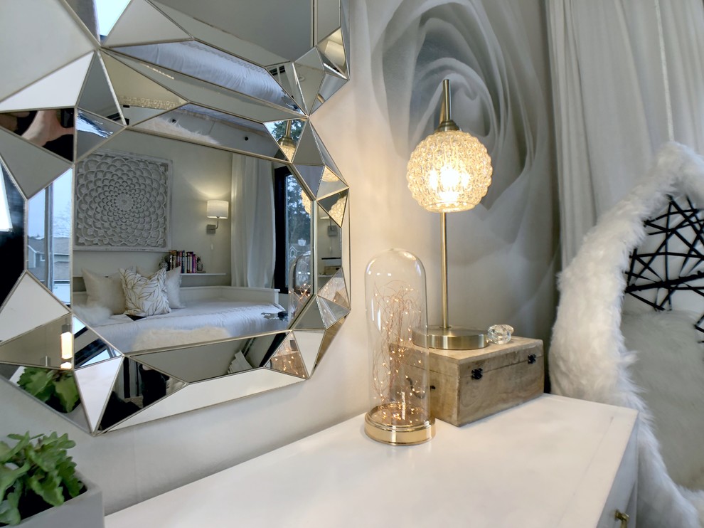 Idée de décoration pour une chambre avec moquette style shabby chic avec un mur blanc et un sol blanc.
