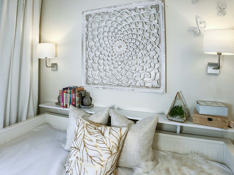 Bild på ett shabby chic-inspirerat sovrum, med vita väggar, vitt golv och heltäckningsmatta