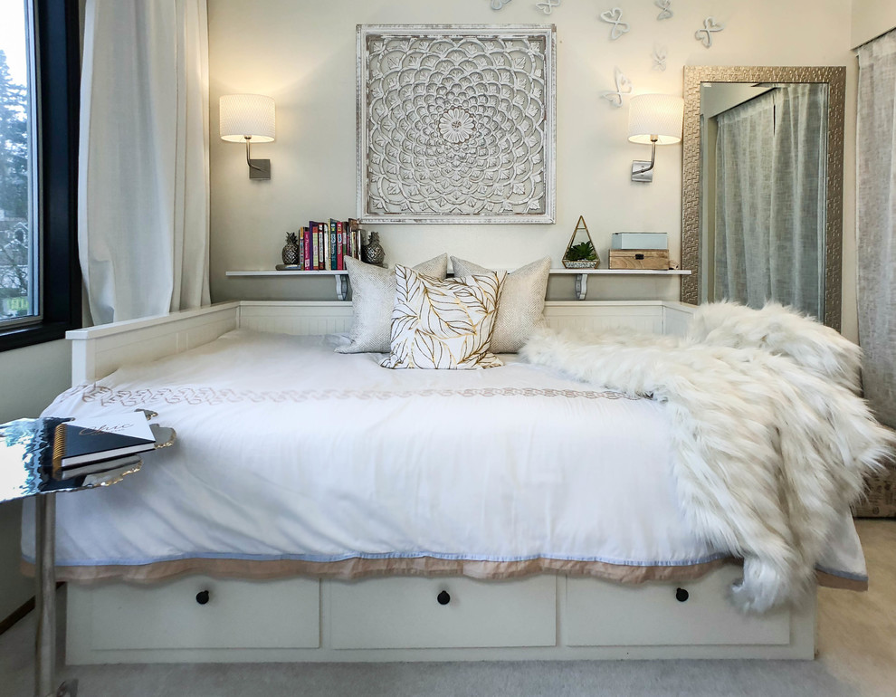 Imagen de dormitorio romántico con paredes blancas, suelo blanco y moqueta
