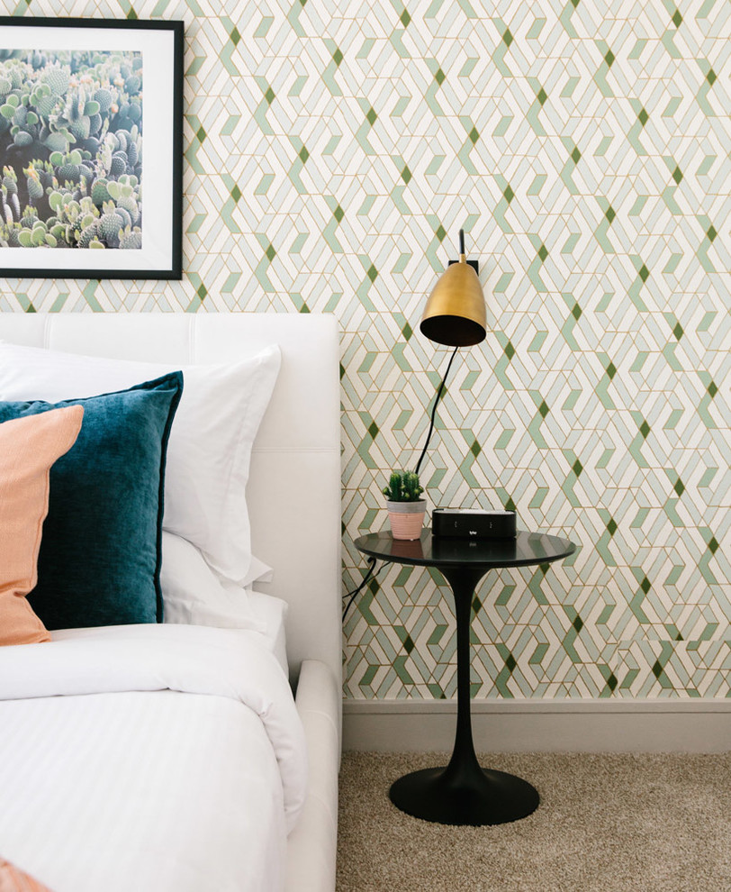 オースティンにある中くらいなエクレクティックスタイルのおしゃれな寝室 (緑の壁、カーペット敷き、暖炉なし、茶色い床)