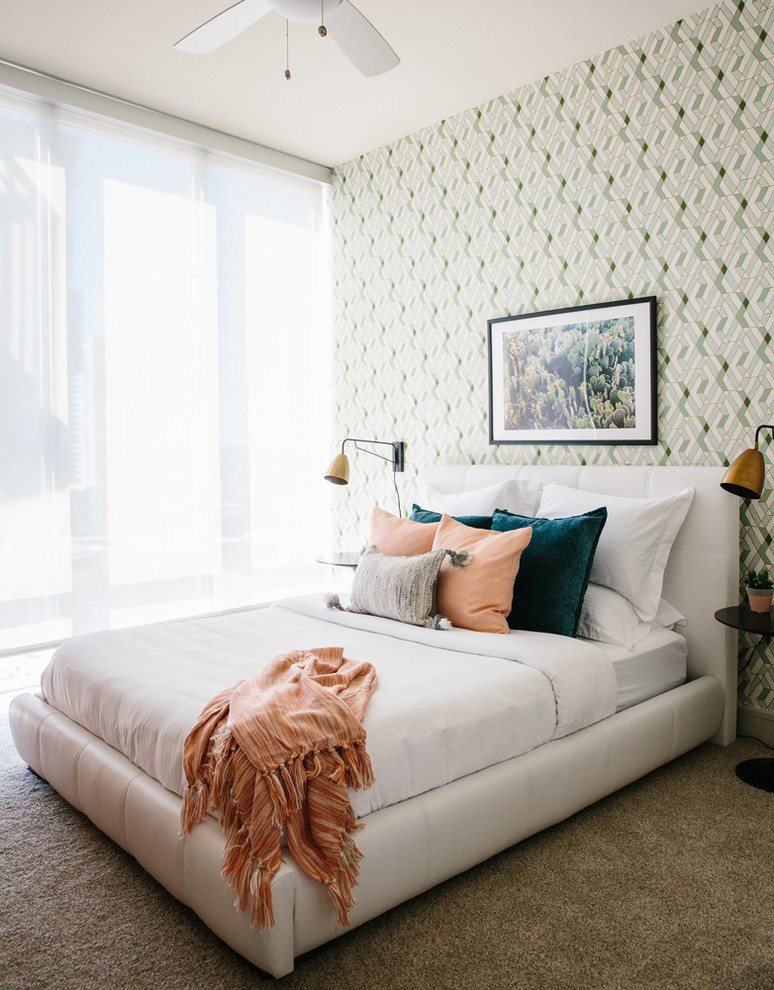 Idées déco pour une chambre avec moquette éclectique de taille moyenne avec un mur vert, un sol marron et aucune cheminée.