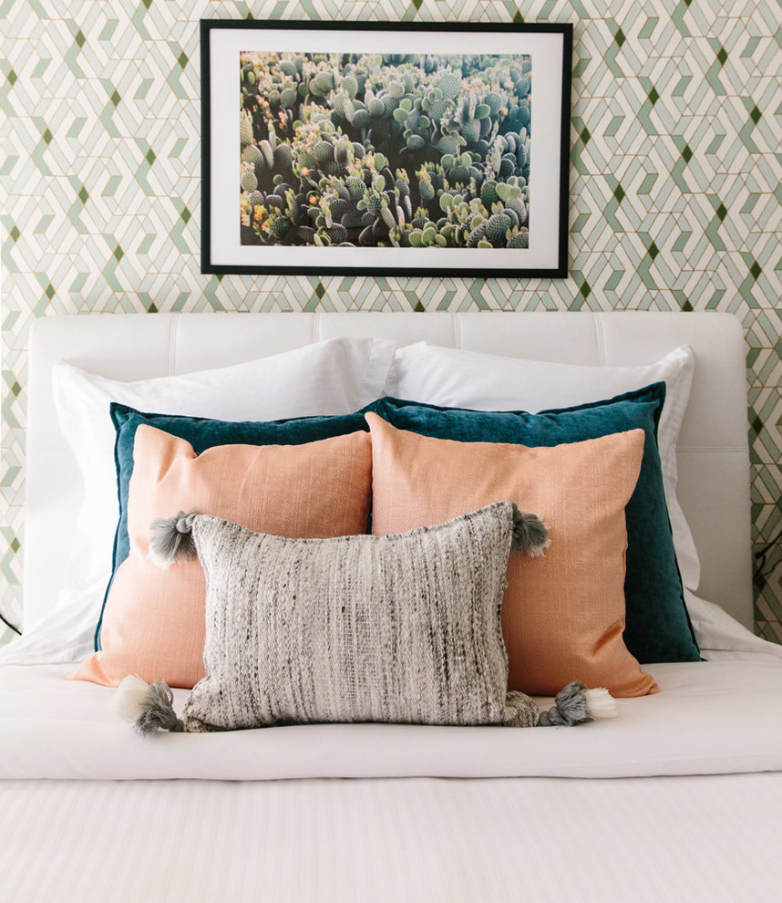 Свежая идея для дизайна: спальня среднего размера в стиле фьюжн с зелеными стенами, ковровым покрытием и коричневым полом без камина - отличное фото интерьера