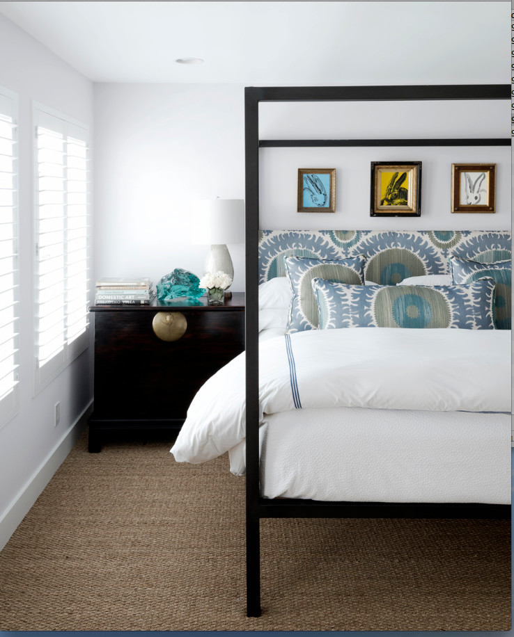 Maritimes Gästezimmer ohne Kamin mit weißer Wandfarbe und Teppichboden in Houston