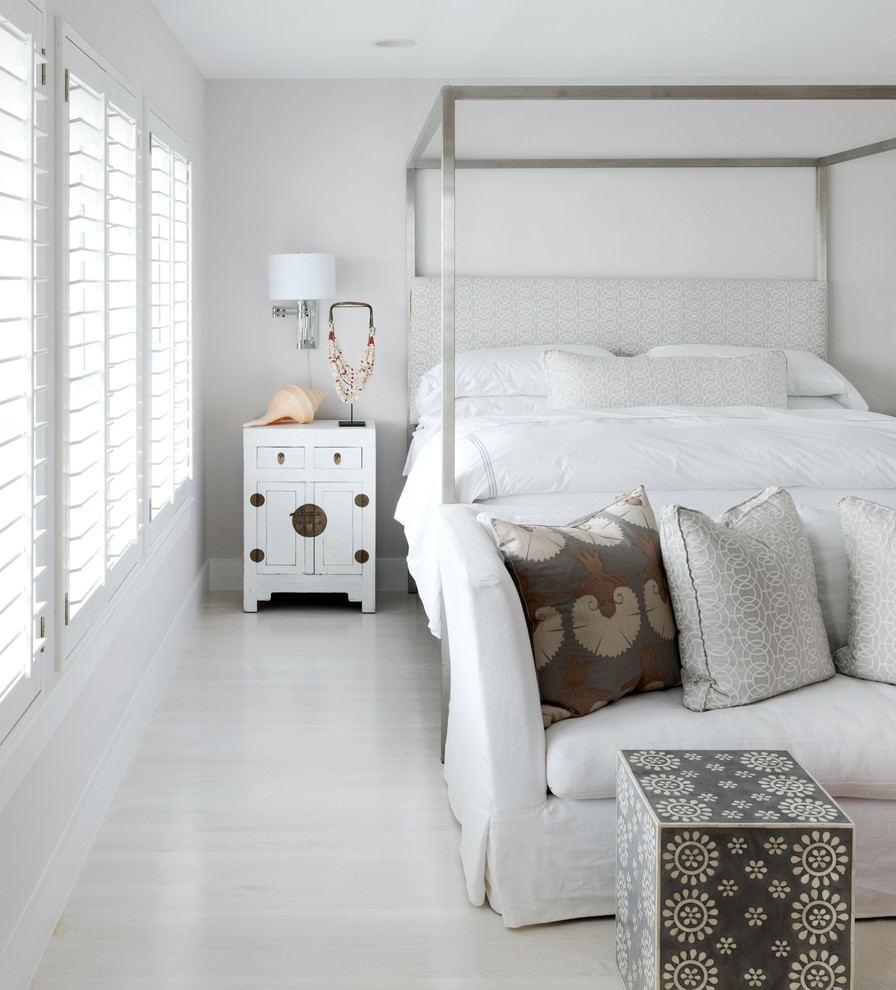 На фото: гостевая спальня (комната для гостей) в морском стиле с белыми стенами и светлым паркетным полом без камина с