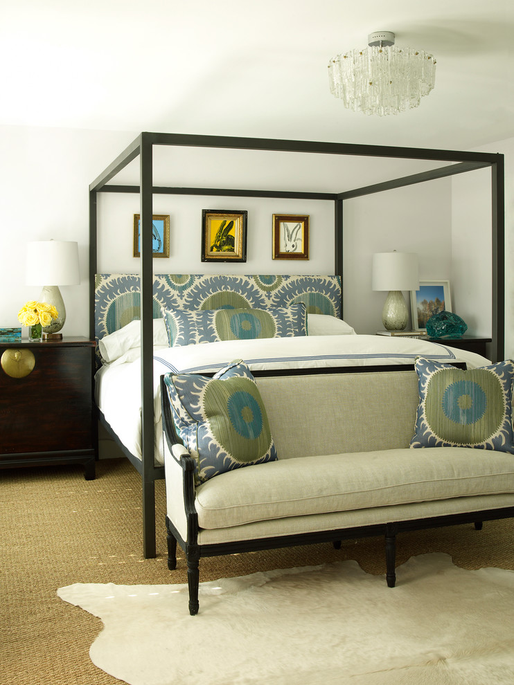 ヒューストンにあるビーチスタイルのおしゃれな客用寝室 (白い壁、カーペット敷き、暖炉なし) のインテリア