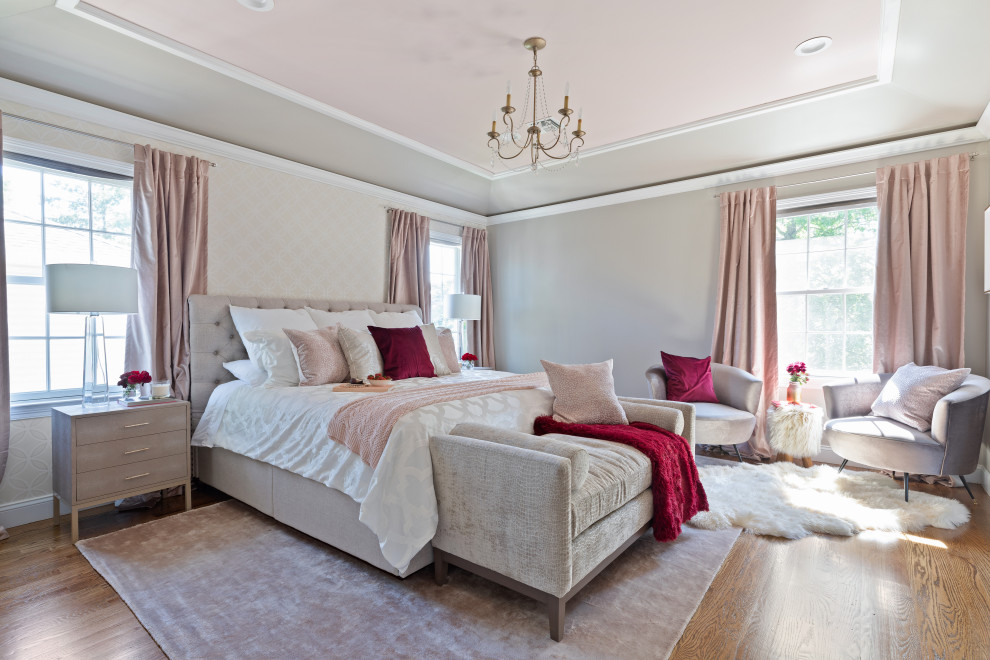 Klassisches Schlafzimmer mit grauer Wandfarbe, braunem Holzboden und braunem Boden in New York