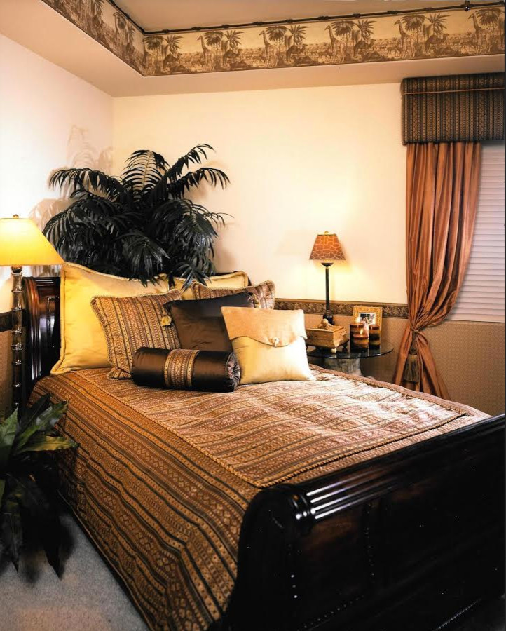 Exemple d'une petite chambre exotique avec un mur beige.