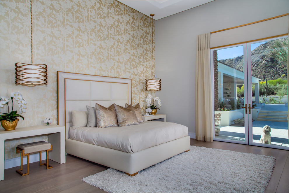 Modelo de dormitorio principal contemporáneo grande con paredes blancas, moqueta y suelo blanco