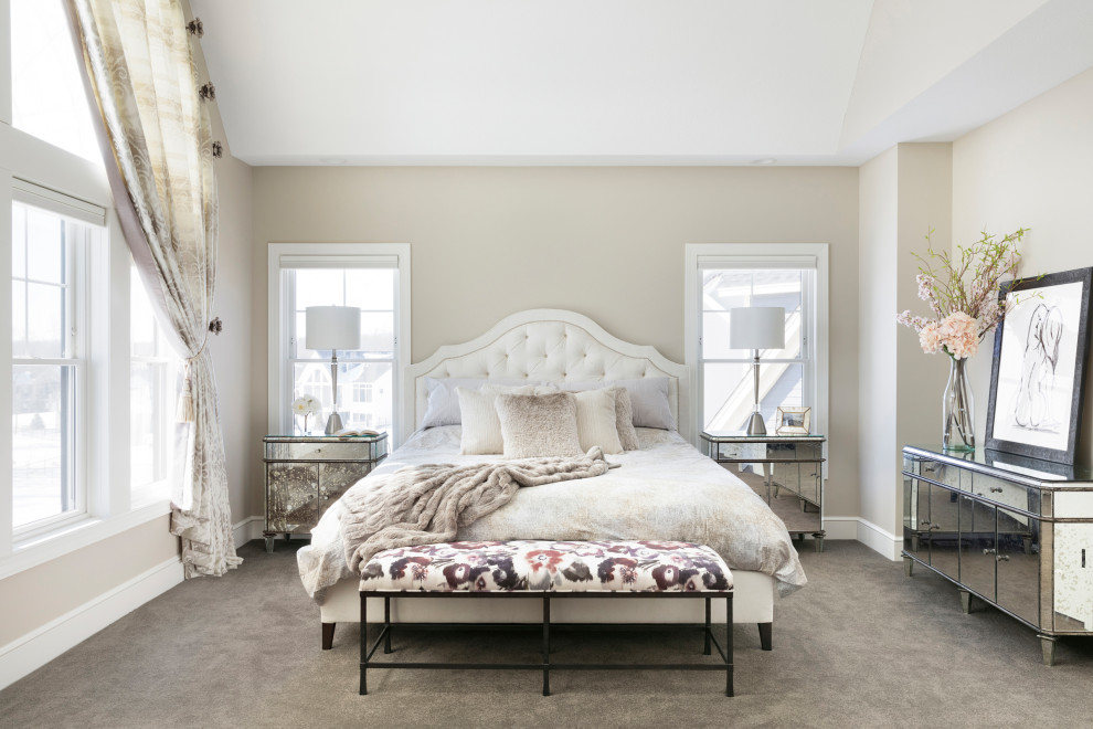 Источник вдохновения для домашнего уюта: хозяйская спальня среднего размера в классическом стиле с бежевыми стенами, ковровым покрытием и коричневым полом