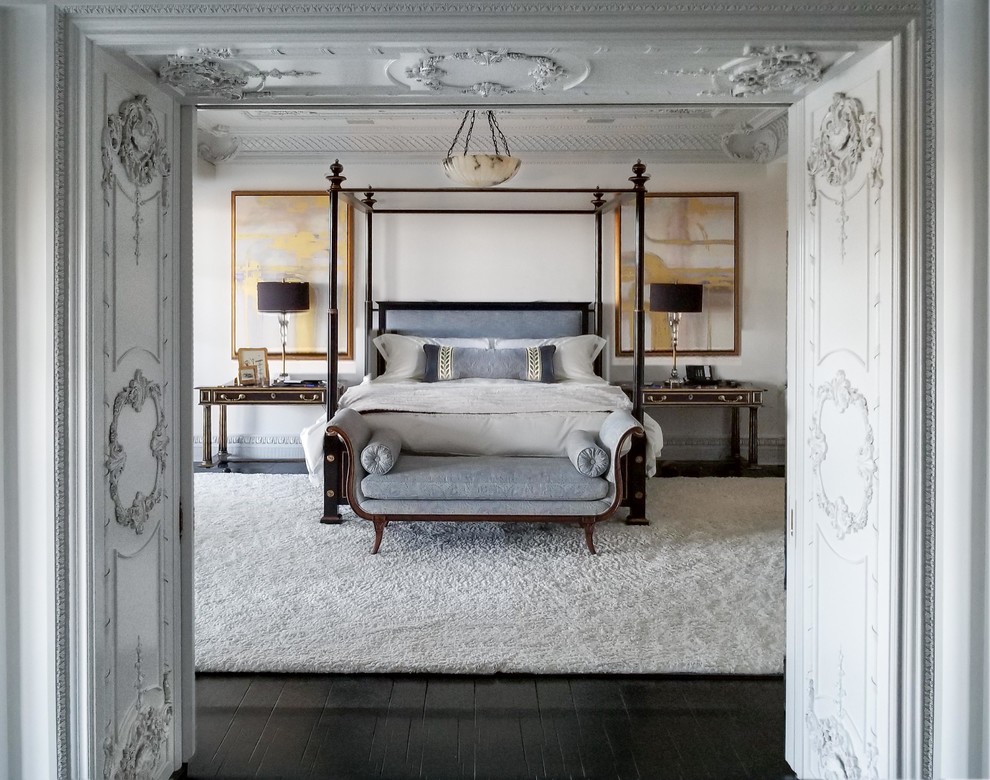 Geräumiges Klassisches Hauptschlafzimmer mit weißer Wandfarbe, dunklem Holzboden und schwarzem Boden in Los Angeles