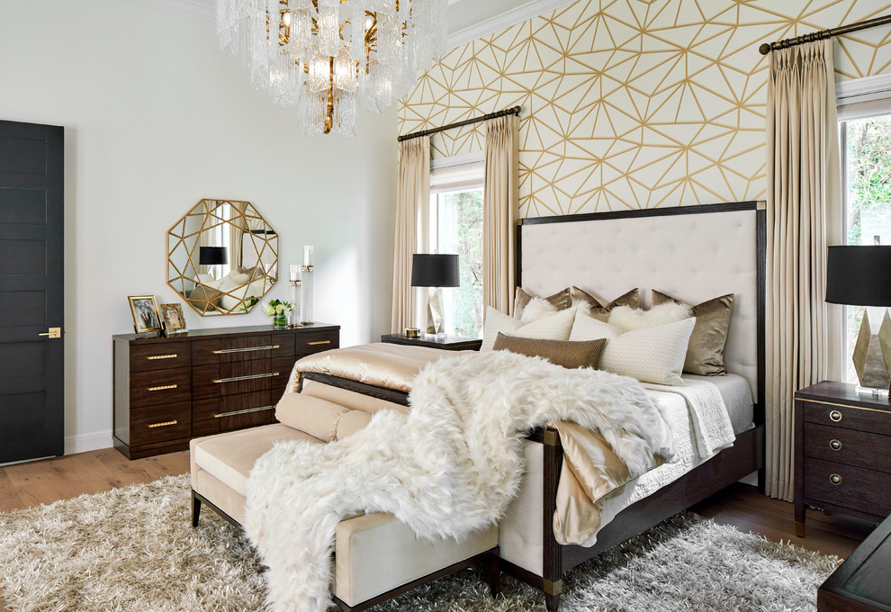 Ispirazione per una grande camera matrimoniale tradizionale con pareti bianche, parquet chiaro e pavimento marrone