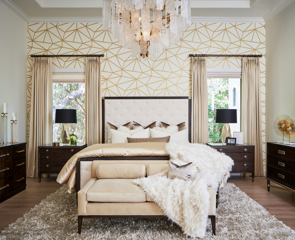 Источник вдохновения для домашнего уюта: большая хозяйская спальня в стиле неоклассика (современная классика) с белыми стенами, светлым паркетным полом и коричневым полом