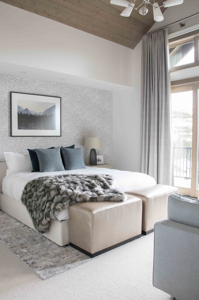 Rustikales Schlafzimmer mit weißer Wandfarbe, Teppichboden und weißem Boden in Sonstige