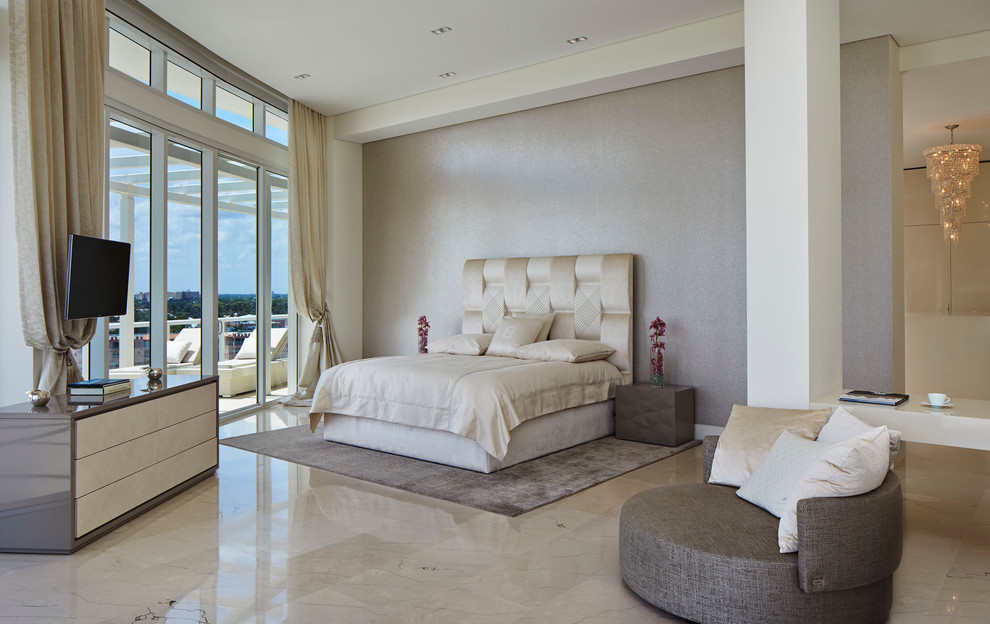 マイアミにある巨大なコンテンポラリースタイルのおしゃれな主寝室 (グレーの壁、大理石の床) のレイアウト