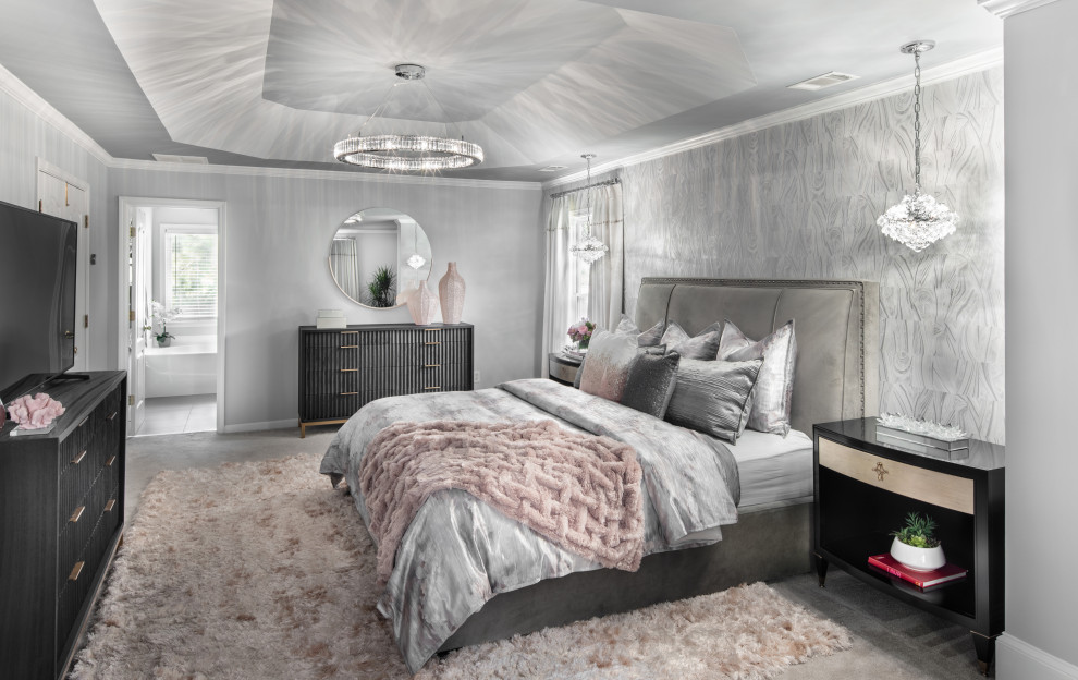 アトランタにある広いコンテンポラリースタイルのおしゃれな主寝室 (グレーの壁、カーペット敷き、暖炉なし、ベージュの床、グレーとクリーム色)