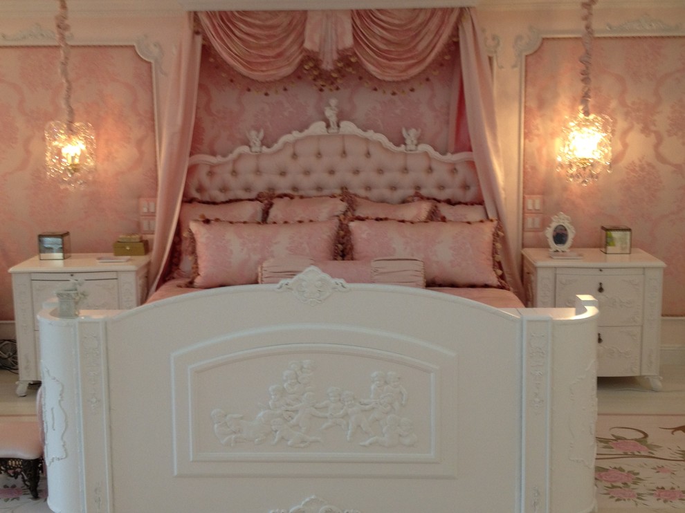 Идея дизайна: большая хозяйская спальня в классическом стиле с розовыми стенами, деревянным полом, стандартным камином и фасадом камина из камня