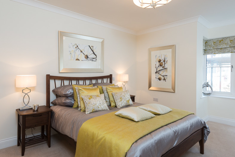На фото: хозяйская спальня среднего размера в классическом стиле с бежевыми стенами и ковровым покрытием без камина