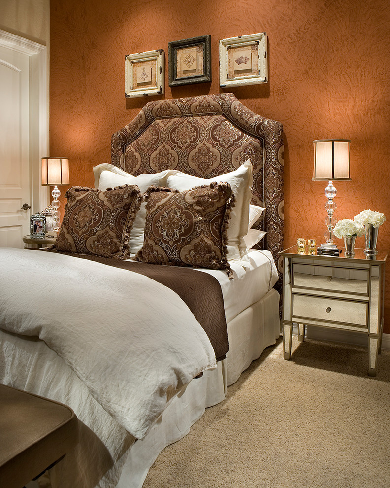 На фото: гостевая спальня среднего размера, (комната для гостей) в современном стиле с оранжевыми стенами и ковровым покрытием