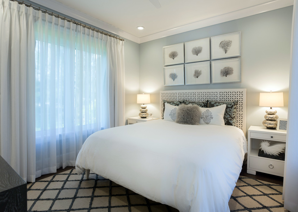 Idee per una camera degli ospiti tradizionale di medie dimensioni con pareti blu e pavimento in legno massello medio