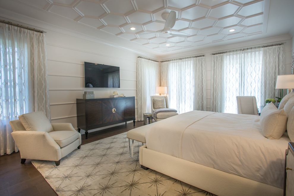 Mittelgroßes Klassisches Hauptschlafzimmer mit weißer Wandfarbe und braunem Holzboden in Miami