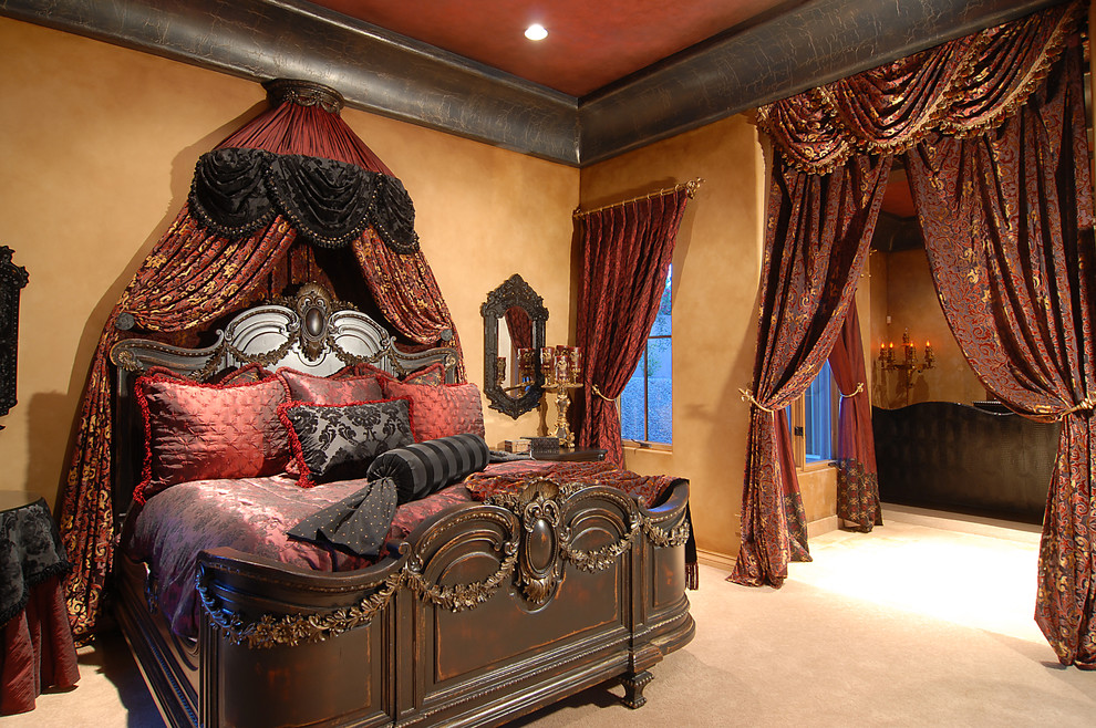 Пример оригинального дизайна: хозяйская спальня среднего размера в классическом стиле с желтыми стенами и ковровым покрытием