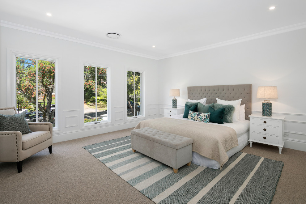 Imagen de dormitorio principal actual grande con paredes blancas, moqueta y suelo beige