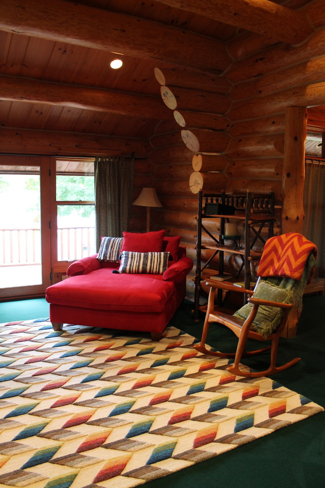 Ejemplo de dormitorio principal rústico con paredes marrones, moqueta, todas las chimeneas y suelo verde