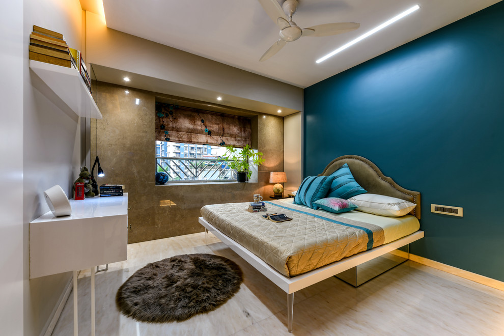 Diseño de dormitorio actual con suelo beige y paredes azules