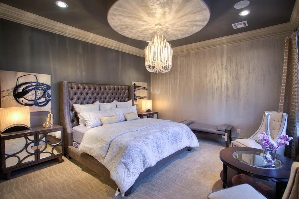 Пример оригинального дизайна: большая хозяйская спальня в стиле фьюжн с серыми стенами и ковровым покрытием