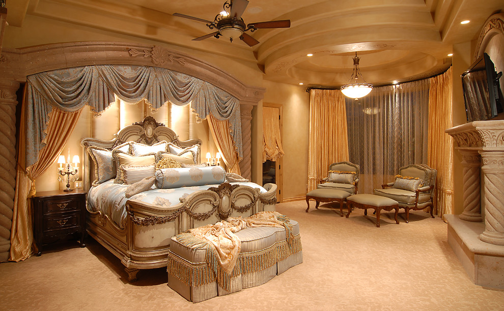 Идея дизайна: большая хозяйская спальня в классическом стиле с желтыми стенами и ковровым покрытием