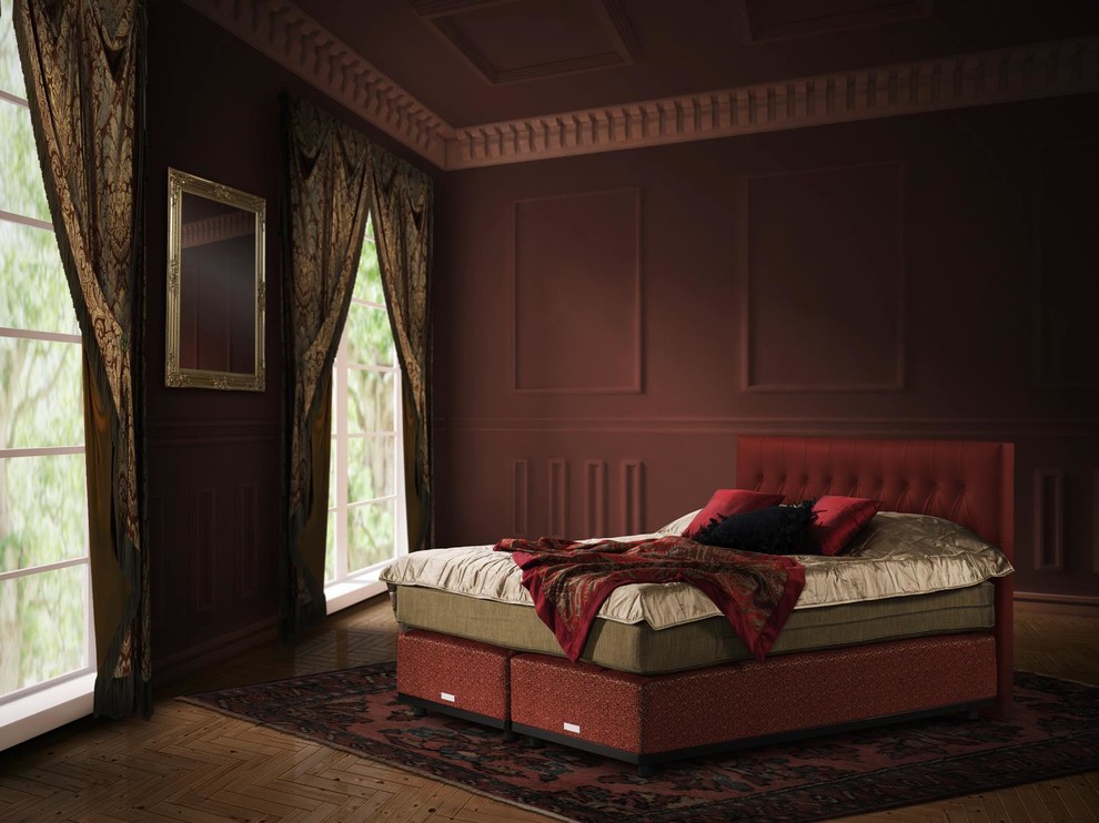 Foto de dormitorio principal clásico grande sin chimenea con paredes rojas y suelo de madera en tonos medios