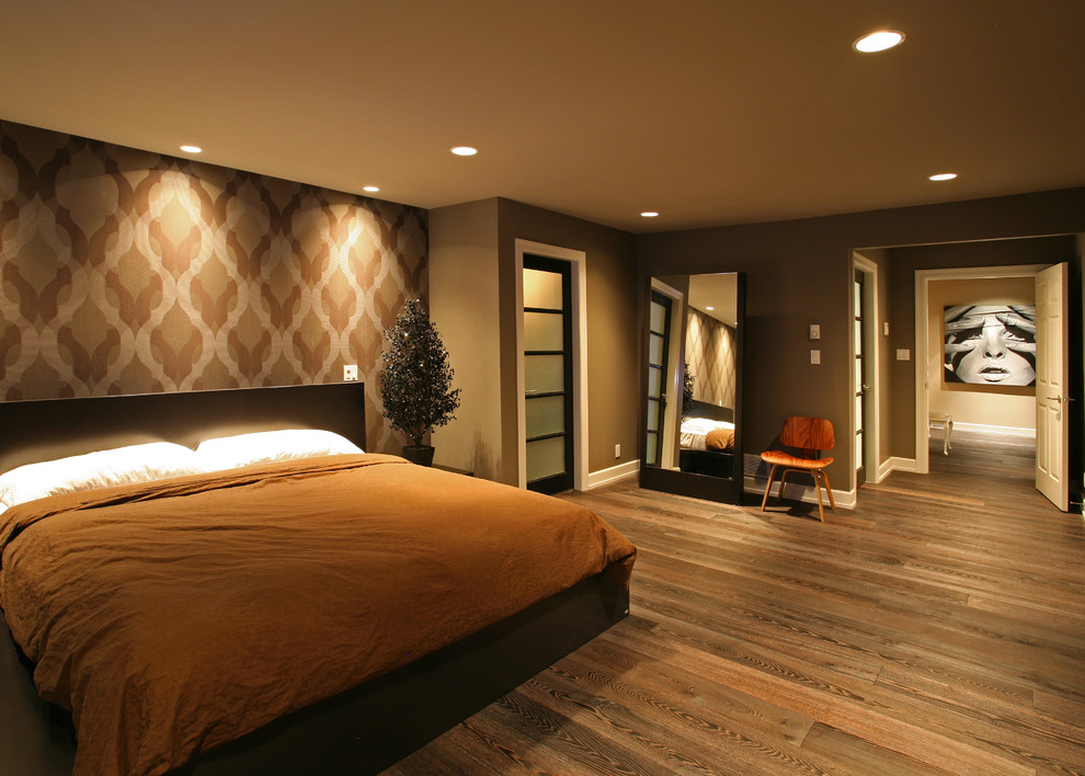 Idee per una camera da letto minimal con pareti beige e pavimento in legno massello medio