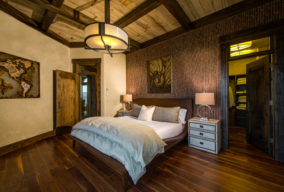 Foto de dormitorio principal rural de tamaño medio con suelo de madera oscura