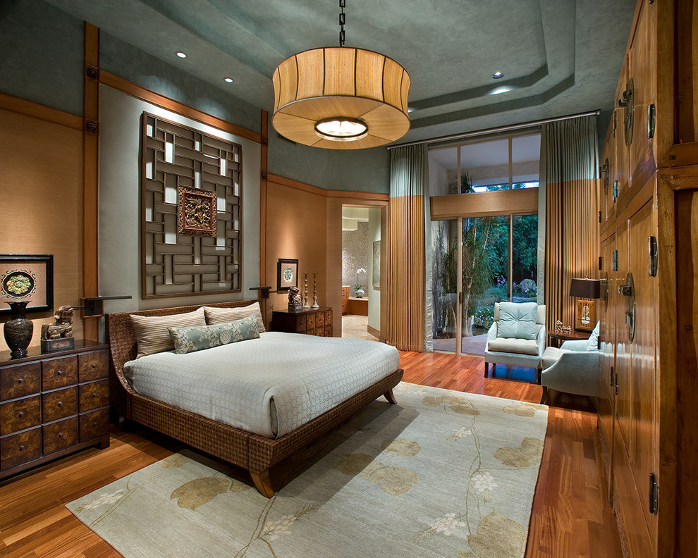 Cette photo montre une chambre parentale asiatique avec un sol en bois brun et aucune cheminée.