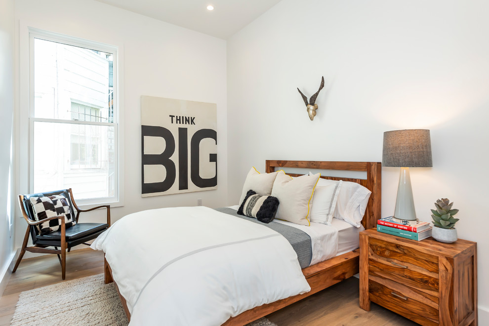 Стильный дизайн: гостевая спальня среднего размера, (комната для гостей) в современном стиле с белыми стенами, темным паркетным полом и коричневым полом без камина - последний тренд