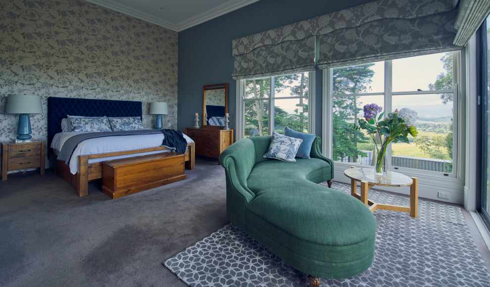 Пример оригинального дизайна: огромная хозяйская спальня в классическом стиле с синими стенами, ковровым покрытием и синим полом