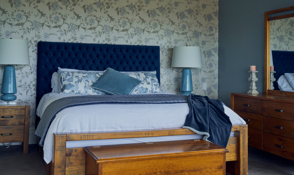 Geräumiges Klassisches Hauptschlafzimmer mit blauer Wandfarbe, Teppichboden und blauem Boden in Melbourne