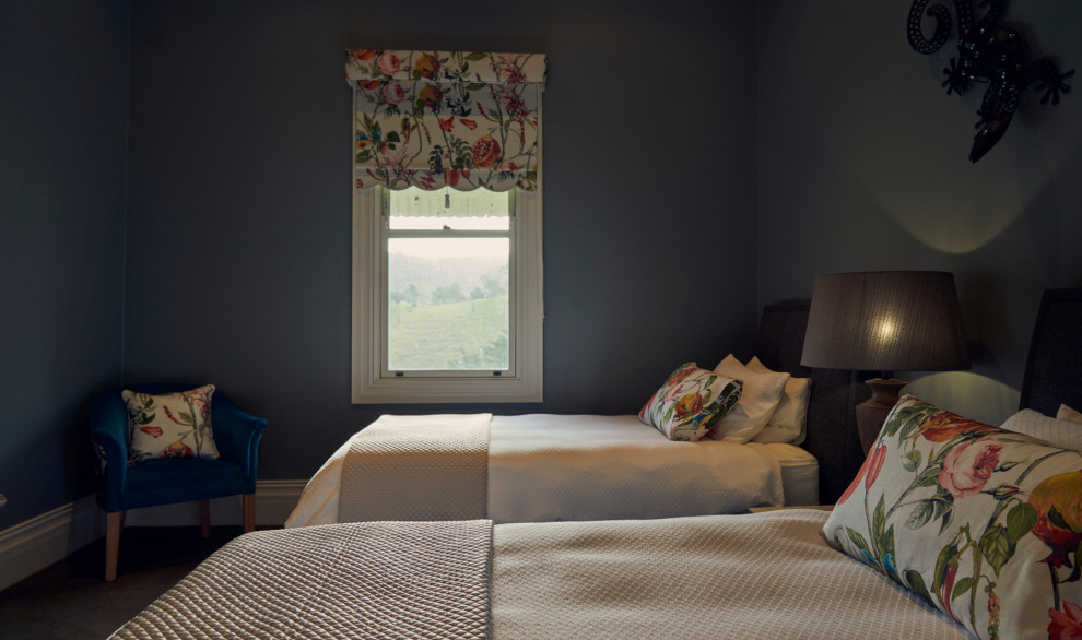 Ejemplo de dormitorio principal tradicional extra grande con paredes azules, moqueta y suelo azul