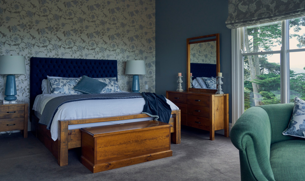 Imagen de dormitorio principal clásico extra grande con paredes azules, moqueta y suelo azul