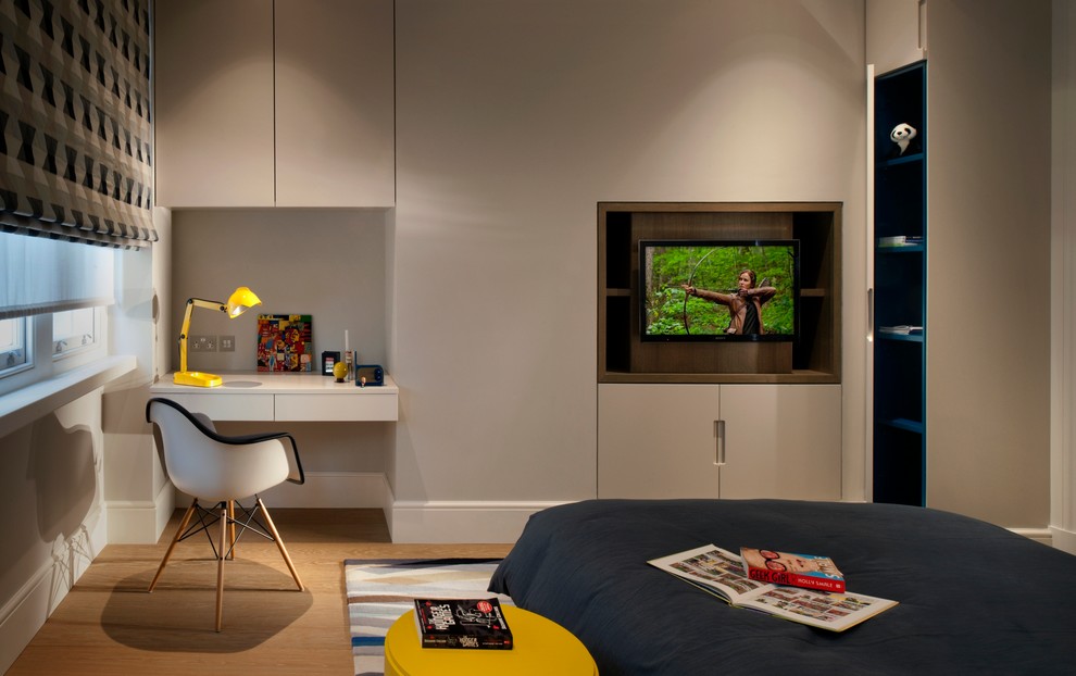 Imagen de habitación de invitados contemporánea de tamaño medio con suelo de madera en tonos medios
