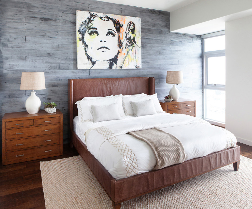На фото: спальня в современном стиле с серыми стенами и темным паркетным полом с