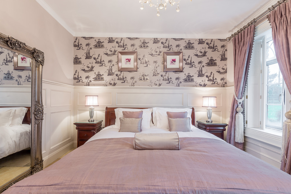 На фото: хозяйская спальня в классическом стиле с бежевыми стенами без камина с