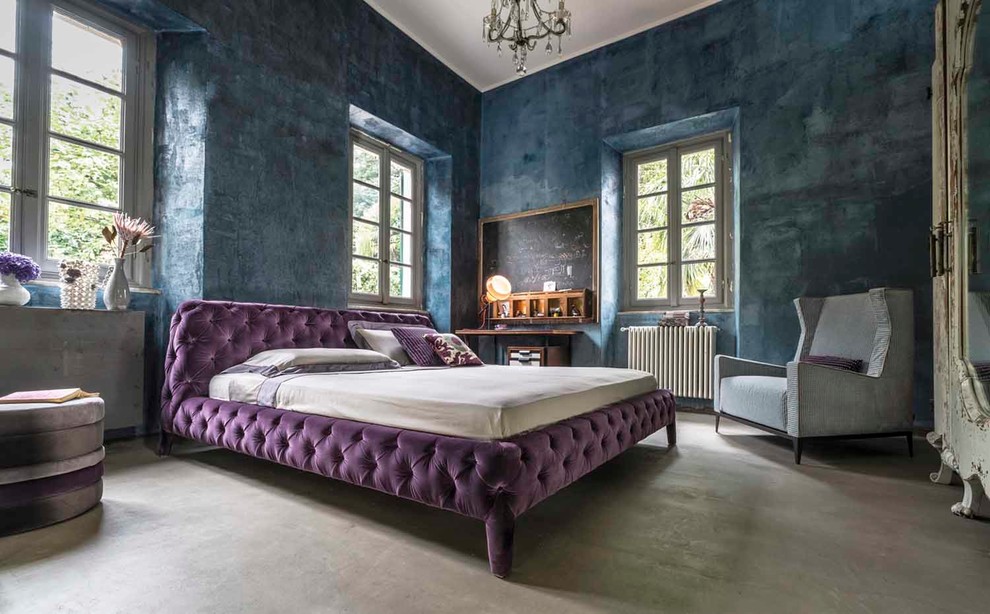 Modernes Hauptschlafzimmer mit blauer Wandfarbe in Cheshire
