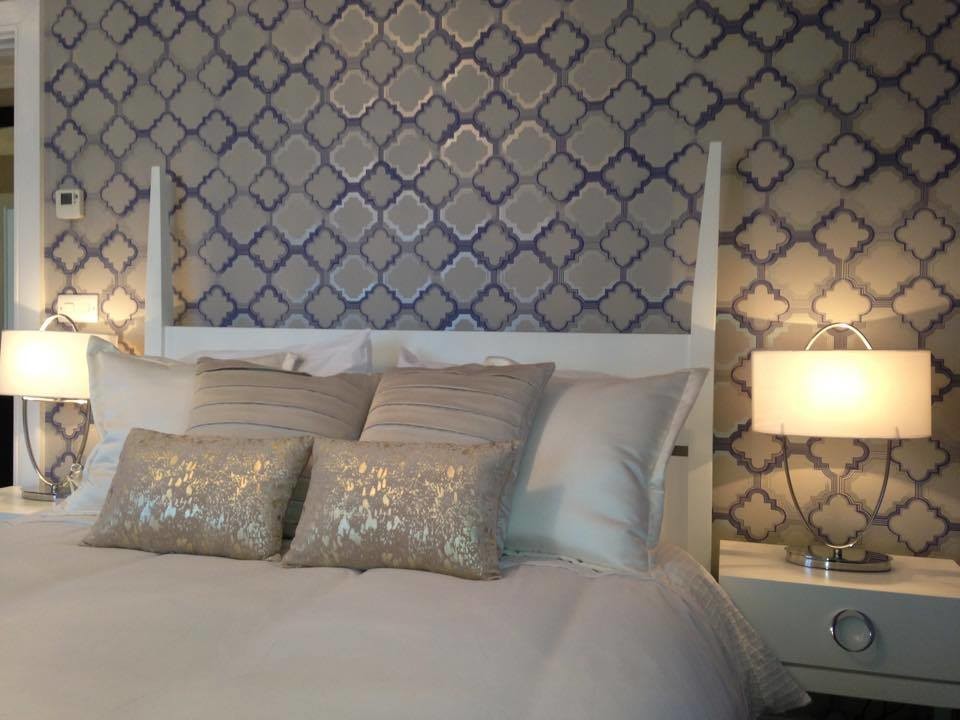 Foto de dormitorio actual de tamaño medio con paredes multicolor y moqueta