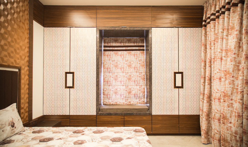 Foto di una camera degli ospiti contemporanea con pareti beige, pavimento in marmo e pavimento beige