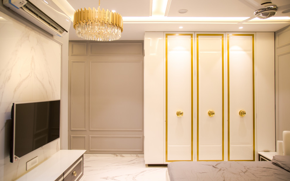 Aménagement d'une grande chambre parentale éclectique avec un mur beige, un sol en marbre et un sol beige.