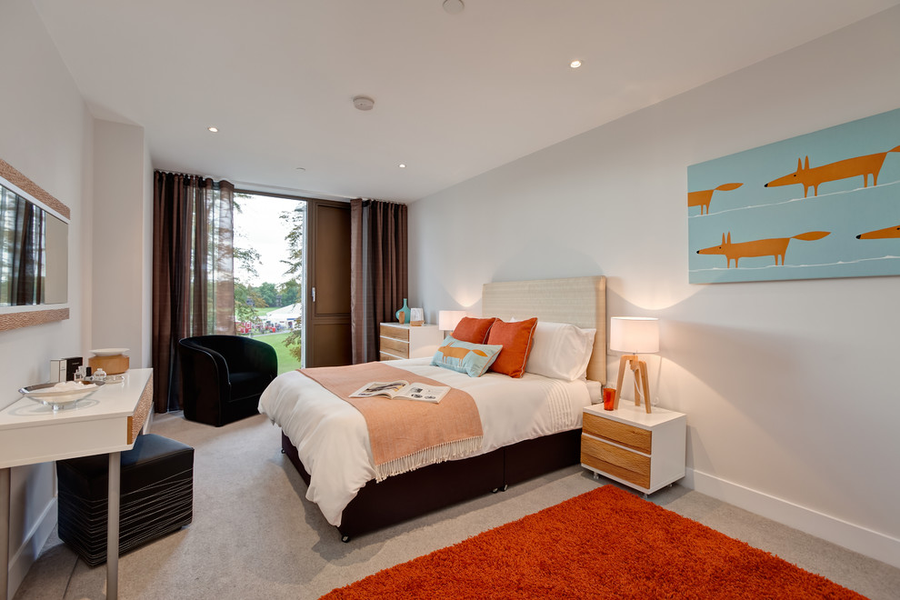 ケンブリッジシャーにあるコンテンポラリースタイルのおしゃれな寝室 (白い壁、カーペット敷き)