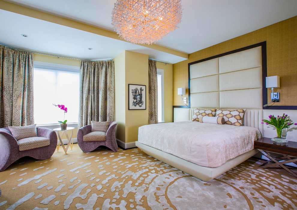 Mittelgroßes Modernes Hauptschlafzimmer mit beiger Wandfarbe und Teppichboden in Washington, D.C.