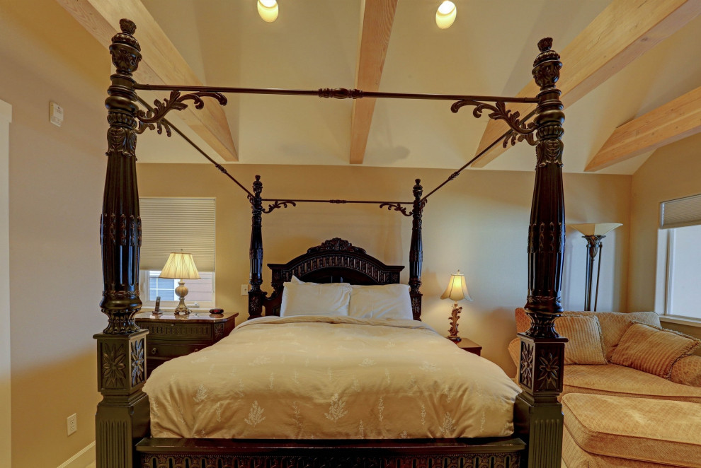 Réalisation d'une grande chambre tradition en bois avec un mur beige, un sol beige et un plafond en bois.